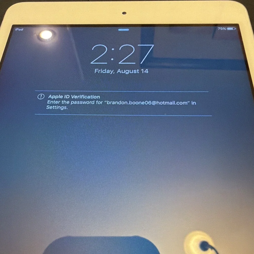 Apple iPad mini 7.9in 16GB Wi‑Fi Tablet Silver/White bundled w/ Otter Case